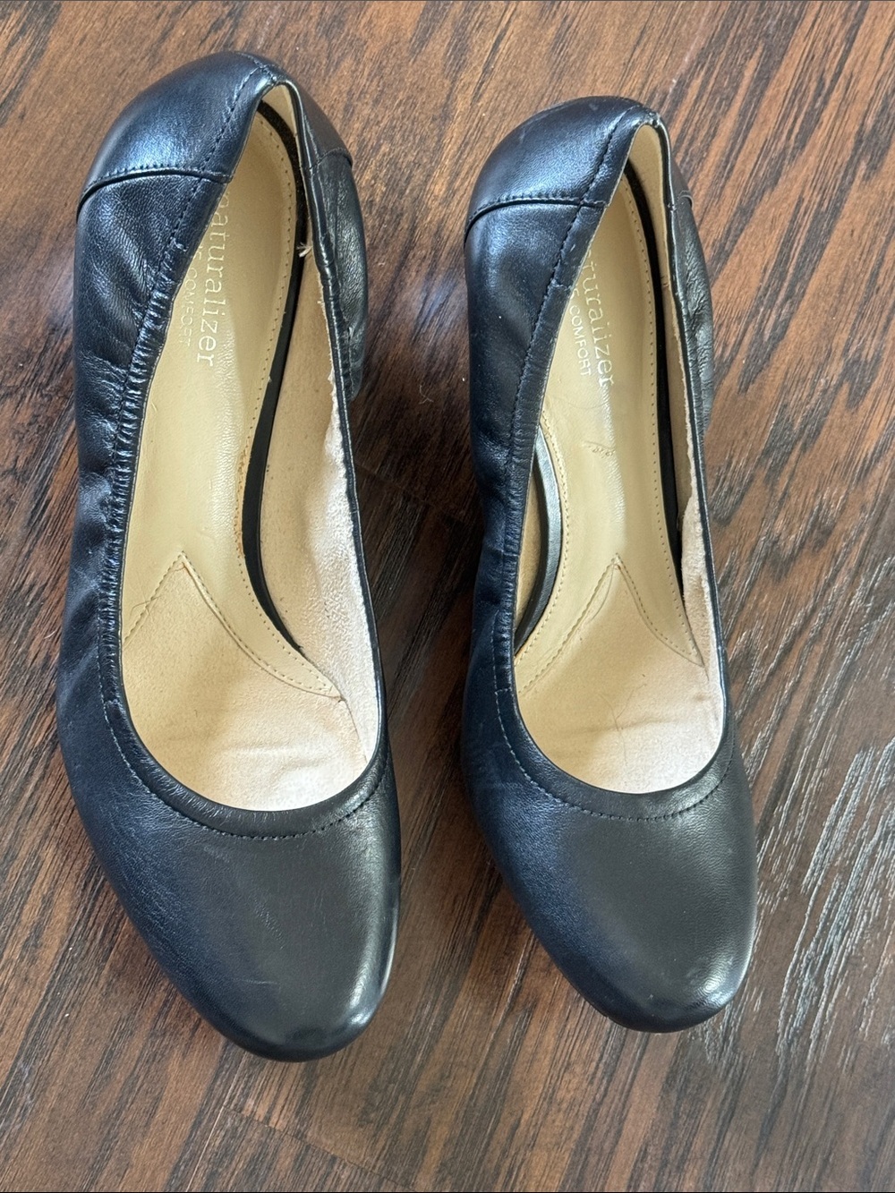 Naturalizer Black Leather Round-Toe Heels